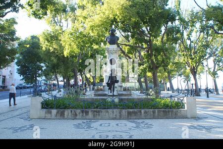 Denkmal für Eduardo Coelho, Gründer von 1864 und Herausgeber der beliebten Zeitung Diario de Noticias , im Garten Sao Pedro de Alcantara, Lissabon Stockfoto