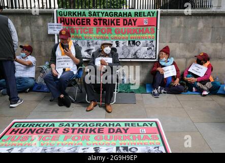 Whitehall, London, Großbritannien. Juli 2021. Ex-Gurkhas führen gegenüber der Downing Street einen Hungerstreik wegen der Rentenparität durch. Kredit: Matthew Chattle/Alamy Live Nachrichten Stockfoto