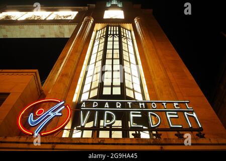 Das Teatro Eden, das einst das größte Kino in Lissabon war, ist heute ein Hotel, das 1931 im Art déco-Stil erbaut wurde, mit Details der Fassade, die nachts beleuchtet wurden Stockfoto