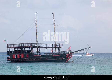 Altes Segelboot aus Holz mit zwei Masten vor Anker im Hafen der mexikanischen Insel Cozumel Stockfoto