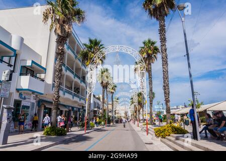 Otranto, Italien - 17. September 2017: Straße von Otranto Stadt Resort mit einer weißen Installation, Apulien Region, Italien Stockfoto