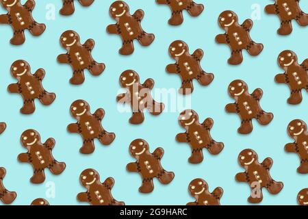 Schokoladen-Lebkuchen-Mann-Muster auf blauem Hintergrund Stockfoto