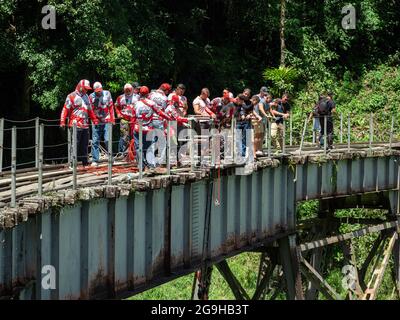 Amaga, Antioquia, Kolumbien - Juli 18 2021: Junge lateinische Männer blicken auf Bungee Springen Sie von der Brücke über den Fluss Stockfoto
