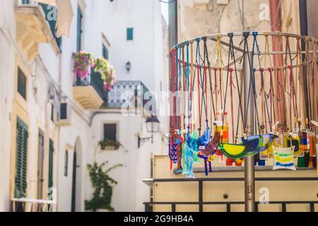 Bunte Handwerk Schmuck zum Verkauf, lokales Geschäft in schönen engen Gassen der Altstadt in Otranto, Italien, Apulien. Stockfoto