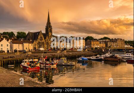 Festgeschobenen Fischerboote im Hafen von Newhaven bei Sonnenuntergang, Edinburgh, Schottland, Großbritannien Stockfoto