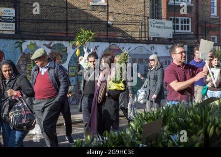 LONDON, ENGLAND - Oktober 12, 2018 Menschen Blumen kaufen an der Columbia Road Blumenmarkt. Diese Londoner principal Blumenmarkt ist jeden Sonntag geöffnet. Stockfoto