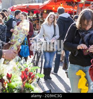 London, Großbritannien - 2019. September, Menschen mit Fahrrädern, EIN 20-jähriges Mädchen mit langen Haaren und einem Fahrrad, spazieren durch den Columbia Road Flower Market Stockfoto