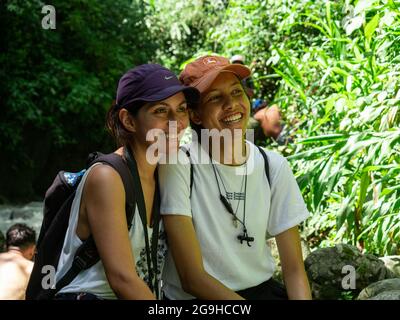 Amada, Antioquia, Kolumbien - Juli 18 2021: Ein Paar junger hispanischer Frauen, die mitten in der Natur lachen Stockfoto