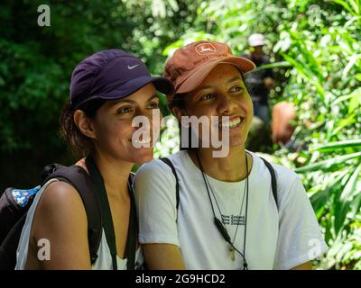 Amada, Antioquia, Kolumbien - Juli 18 2021: Ein Paar junger hispanischer Frauen, die mitten in der Natur lachen Stockfoto