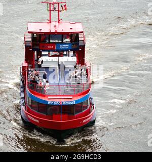Hamburg, 22. Juli 2021: Kleines rotes Ausflugsschiff mit wenigen Touristen, die über die Elbe und durch den Hafen segeln Stockfoto