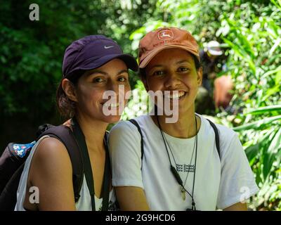 Amada, Antioquia, Kolumbien - Juli 18 2021: Hispanische Frauen, die Caps benutzen, schauen auf die Kamera in der Mitte der Natur Stockfoto