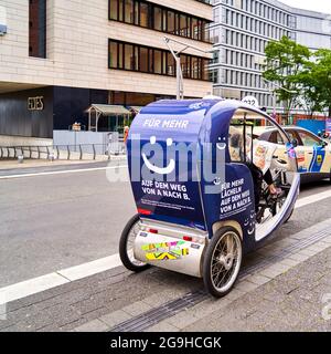 Hamburg, 22. Juli 2021: Blaues Fahrradcab mit stilisiertem Lächeln als Logo für Touristen-Stadtrundfahrten Stockfoto