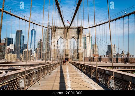 NEW YORK CITY - 17. JULI 2021: Blick auf die Skyline von Broklyn von der Brooklyn Bridge aus. Stockfoto