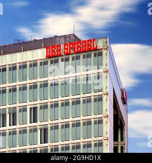 Spiegelschrift in Rot an der Ecke des Hochhauses des großen deutschen Nachrichtenmagazins in Hamburg, 22. Juli 2021 Stockfoto