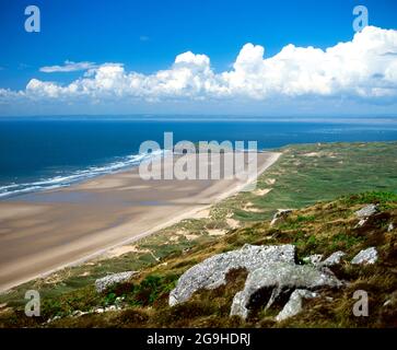 Rhossili Bay und Burry Holms Island von Rhossili Downs, Rhossili, Gower Peninsula, Südwales. Stockfoto