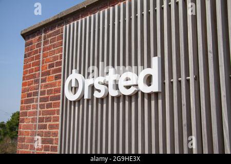 Ørsted Orsted Oersted Markenlogo. Kraftwerksfabrik des dänischen Erneuerbare-Energien-Unternehmens, die Strom und Energie aus Windenergieanlagen herstellt. Kopenhagen Stockfoto