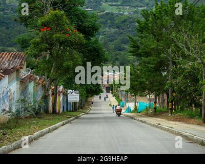 Amada, Antioquia, Kolumbien - Juli 18 2021: Steile Straße mit wenigen Motorrädern, die darauf fahren Stockfoto