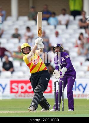 Sammy-Jo Johnson von Trent Rockets trifft eine sechs während des Spiels der Hundert Frauen in Trent Bridge, Nottingham. Bilddatum: Montag, 26. Juli 2021. Stockfoto