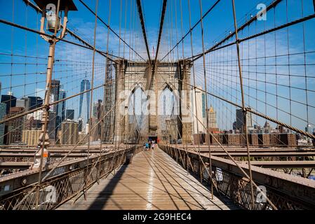 NEW YORK CITY - 17. JULI 2021: Blick auf die Skyline von Broklyn von der Brooklyn Bridge aus. Stockfoto