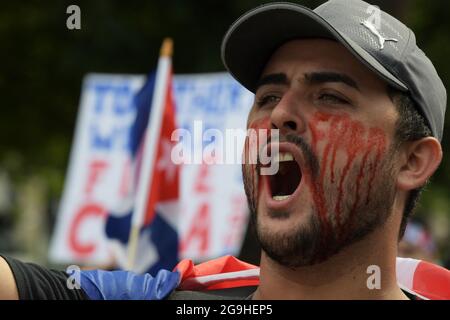 26. Juli 2021, Washington, District of Columbia, USA: Hunderte kubaner im ganzen Land versammeln sich im Lafayette Park, um Präsident Biden zu bitten, humanitäre Hilfe und militärische Intervention in Kuba zu leisten, während einer Kundgebung über die Freiheit für Kuba heute am 26. Juli 2021 vor dem Weißen Haus in Washington DC, USA. (Bild: © Lenin Nolly/ZUMA Press Wire) Bild: ZUMA Press, Inc./Alamy Live News Stockfoto