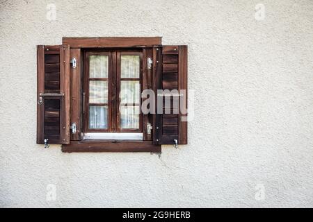 Fragment einer Mauer eines Hauses in einem Schweizer Alpendorf Stockfoto