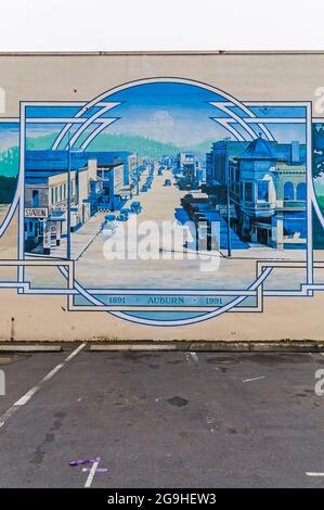 Historisches Auburn im Auburn Kunst- und Kulturzentrum mit Centennial Mural von Tom Teite in Auburn, Washington. Stockfoto