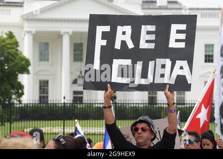 26. Juli 2021, Washington, District of Columbia, USA: Hunderte kubaner im ganzen Land versammeln sich im Lafayette Park, um Präsident Biden zu bitten, humanitäre Hilfe und militärische Intervention in Kuba zu leisten, während einer Kundgebung über die Freiheit für Kuba heute am 26. Juli 2021 vor dem Weißen Haus in Washington DC, USA. (Bild: © Lenin Nolly/ZUMA Press Wire) Bild: ZUMA Press, Inc./Alamy Live News Stockfoto