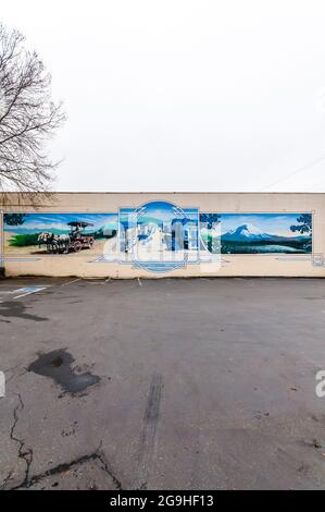 Historisches Auburn im Auburn Kunst- und Kulturzentrum mit Centennial Mural von Tom Teite in Auburn, Washington. Stockfoto