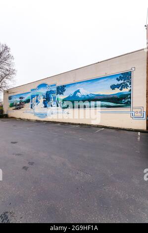 Historisches Auburn im Auburn Kunst- und Kulturzentrum mit Centennial Mural von Tom Teite in Auburn, Washington. Stockfoto