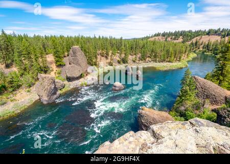 Blick vom Aussichtspunkt auf die riesigen Felsbrocken am Spokane River bei Bowl und Pitcher im Riverside State Park in Spokane Washington Stockfoto