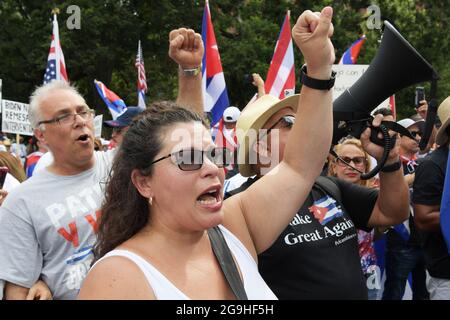 26. Juli 2021, Washington, District of Columbia, USA: Hunderte kubaner im ganzen Land versammeln sich im Lafayette Park, um Präsident Biden zu bitten, humanitäre Hilfe und militärische Intervention in Kuba zu leisten, während einer Kundgebung über die Freiheit für Kuba heute am 26. Juli 2021 vor dem Weißen Haus in Washington DC, USA. (Bild: © Lenin Nolly/ZUMA Press Wire) Bild: ZUMA Press, Inc./Alamy Live News Stockfoto