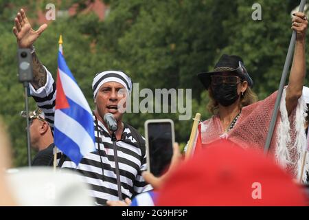 26. Juli 2021, Washington, District of Columbia, USA: Hunderte kubaner im ganzen Land versammeln sich im Lafayette Park, um Präsident Biden zu bitten, humanitäre Hilfe und militärische Intervention in Kuba zu leisten, während einer Kundgebung über die Freiheit für Kuba heute am 26. Juli 2021 vor dem Weißen Haus in Washington DC, USA. (Bild: © Lenin Nolly/ZUMA Press Wire) Bild: ZUMA Press, Inc./Alamy Live News Stockfoto