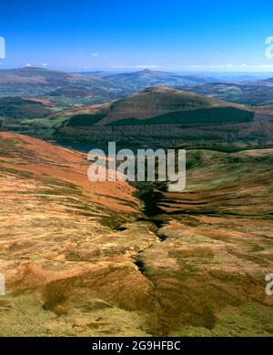 Blick über den Talybont Reservoir vom Gipfel des Waun Rydd in Richtung Tor Y Foel, Brecon Beacons National Park, Powys, Wales. Stockfoto