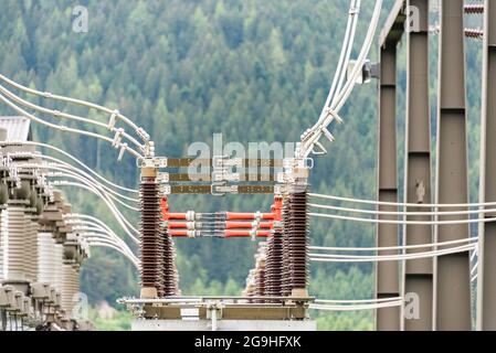 Der Transformator des elektrischen Kraftwerks, Objekt der Hochspannungsausrüstung. Verteilerstation mit Stromleitungen. Sammelschiene, Autotransformator, sup Stockfoto