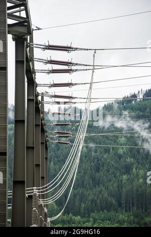 Der Transformator des elektrischen Kraftwerks, Objekt der Hochspannungsausrüstung. Verteilerstation mit Stromleitungen. Sammelschiene, Autotransformator, sup Stockfoto