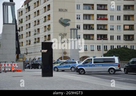 Die Dreharbeiten zum Action-Thriller 'Retribution' auf der Rathausbrücke in Berlin, Deutschland - 22. Juli 2021. Stockfoto