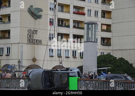 Die Dreharbeiten zum Action-Thriller 'Retribution' auf der Rathausbrücke in Berlin, Deutschland - 22. Juli 2021. Stockfoto