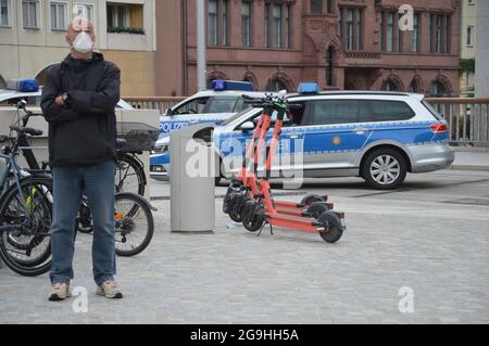 Die Dreharbeiten zum Action-Thriller 'Retribution' auf der Rathausbrücke in Berlin, Deutschland - 22. Juli 2021. Stockfoto