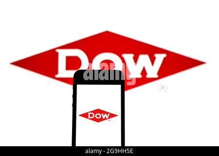 20. Juli 2021, Spanien: In dieser Abbildung ist ein Logo der Dow Chemical Company auf einem Smartphone mit einem Logo der Dow Chemical Company im Hintergrund zu sehen. (Bild: © Thiago Prudencio/SOPA Images via ZUMA Press Wire) Stockfoto