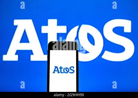 Spanien. Juli 2021. In dieser Abbildung sehen Sie ein Atos-Logo auf einem Smartphone mit einem Atos-Logo im Hintergrund. (Bild: © Thiago Prudencio/SOPA Images via ZUMA Press Wire) Stockfoto