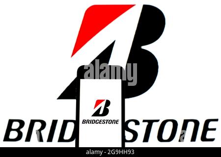 Spanien. Juli 2021. In dieser Abbildung ist ein Bridgestone-Logo auf einem Smartphone mit einem Bridgestone-Logo im Hintergrund zu sehen. (Bild: © Thiago Prudencio/SOPA Images via ZUMA Press Wire) Stockfoto