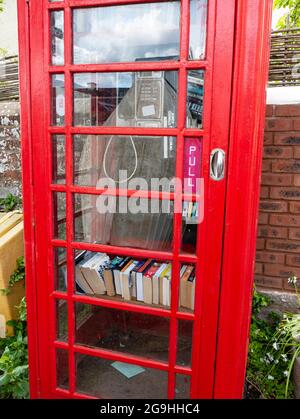 Bibliothek der roten Telefonbox, Topsham, Devon, England, Großbritannien. Stockfoto