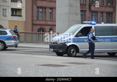 Die Dreharbeiten zum Action-Thriller 'Retribution' auf der Rathausbrücke in Berlin, Deutschland - 22. Juli 2021. Stockfoto