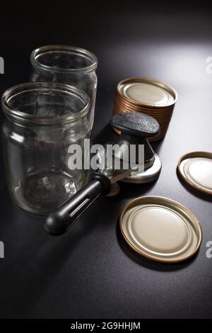 Glasgefäße mit Schließschlüssel aus der Nähe, auf schwarzem Hintergrund. Stockfoto