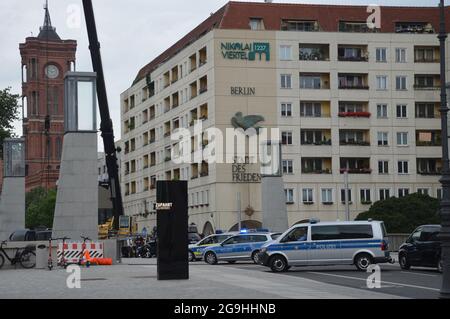 Die Dreharbeiten zum Action-Thriller 'Retribution' auf der Rathausbrücke in Berlin, Deutschland - 22. Juli 2021. Stockfoto