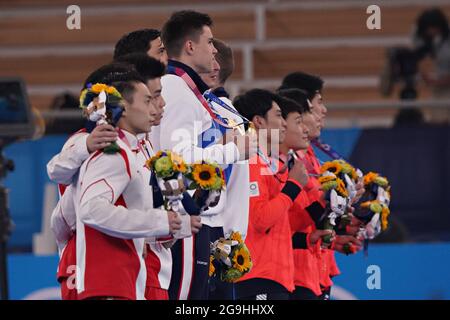 Tokio, Japan. Juli 2021. Das chinesische, russische Olympische Komitee und japanische Turner zeigen ihre Medaillen bei der Medaillenzeremonie der Mannschaften im Ariake Gymnastik Center bei den Olympischen Spielen in Tokio, Japan, am Montag, den 26. Juli 2021. Der ROC nahm das Gold, Japan das Silber und China die Bronze. Foto von Richard Ellis/UPI. Kredit: UPI/Alamy Live Nachrichten Stockfoto