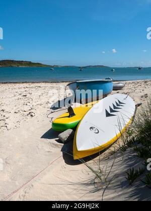 Kanus am Strand - Church Quay Beach, Bryher, Isles of Scilly, Cornwall, England, VEREINIGTES KÖNIGREICH. Stockfoto