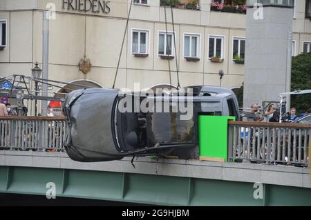 Die Dreharbeiten zum Action-Thriller 'Retribution' auf der Rathausbrücke in Berlin, Deutschland - 22. Juli 2021. Stockfoto