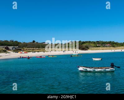 Boote, die an Par Beach, Higher Town, St Martin's, Isles of Scilly, Cornwall, England, Großbritannien. Stockfoto