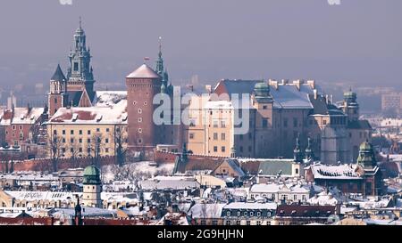 Krakau, Polen 03.02.2021 Krakau Blick von Kopiec Krakusa. Skyline der Stadt. Historische Gebäude vor dem klaren blauen Himmel. Eine alte Stadt mit historischer Architektur. Hohe Türme berühren den Himmel. Stockfoto